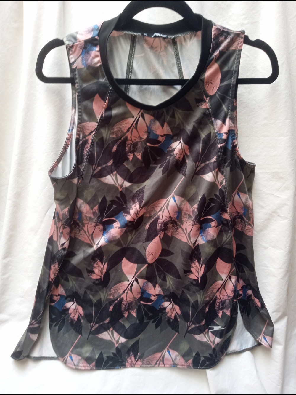 Crane Women’s Sleeveless Leaf-Print Tank Top - Pink & Black